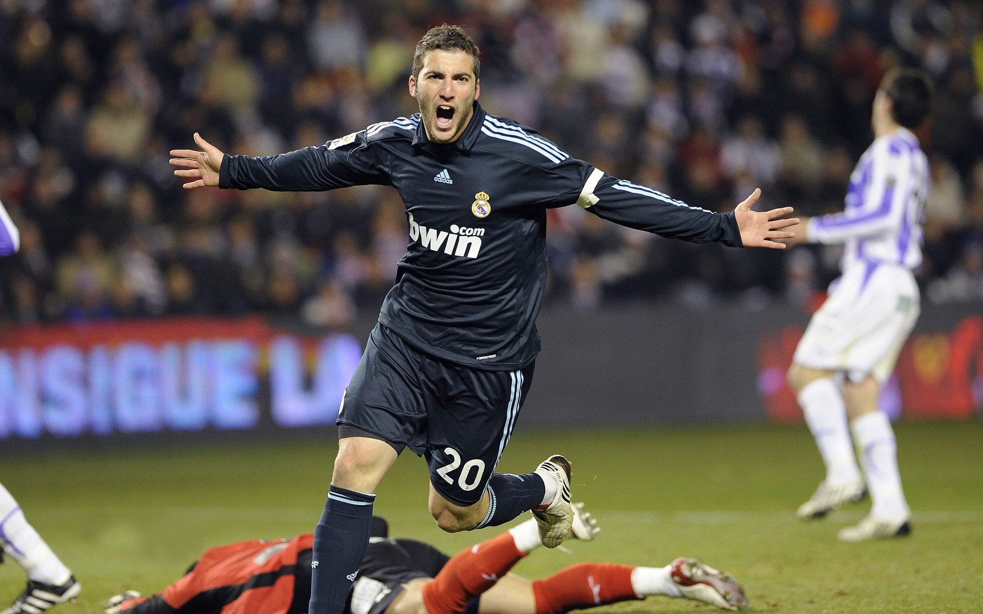 爱游戏下载-西甲国家德比之夜，哈登成为胜负手，当跨界英雄在足球圣殿投下篮球的阴影