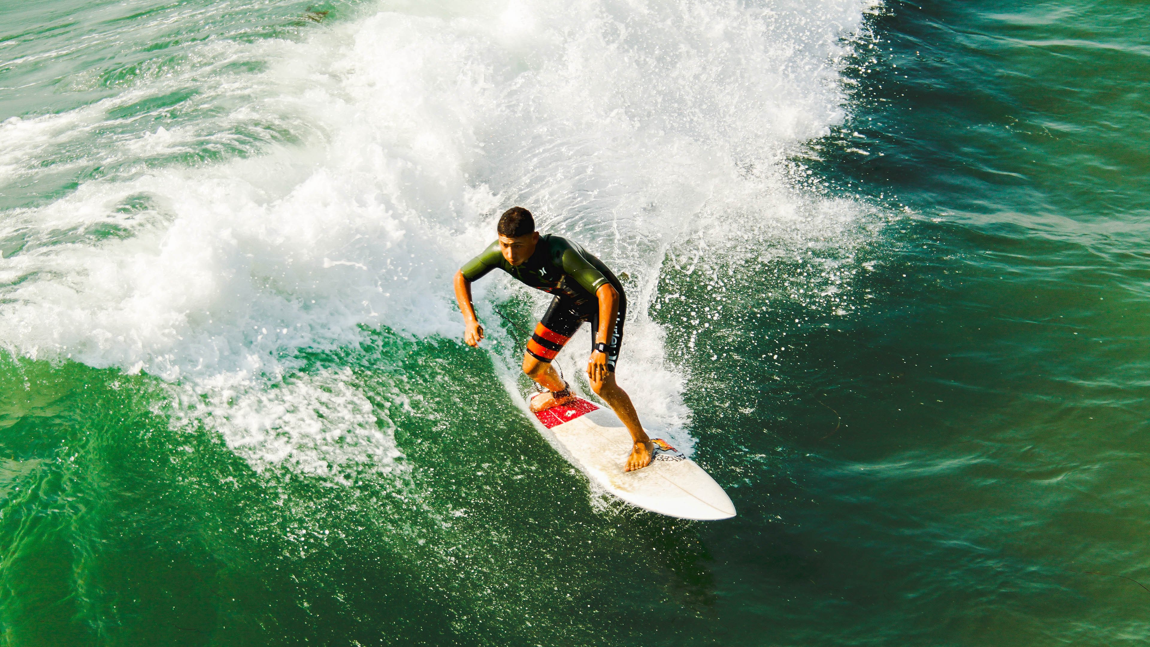 爱游戏APP-雄鹿强势晋级热火，浓眉在西甲国家德比接管比赛，跨越篮球世界的双重奏